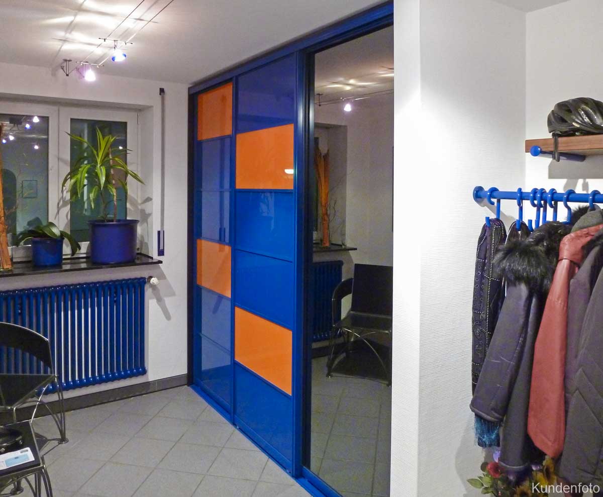 Schiebetürenschrank blau orange